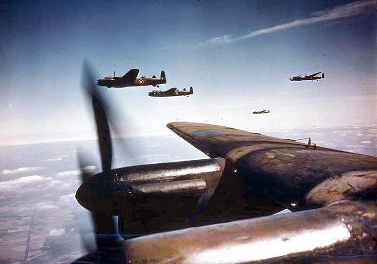 1941 год. Первый полет тяжелого четырехмоторного бомбардировщика Авро Ланкастер
