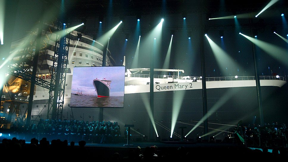 2004 год. Состоялась церемония крещения RMS Queen Mary 2 — на момент спуска на воду (12 января того же года) самого большого пассажирского судна в мире. Крестной матерью RMS Queen Mary 2 стала королева Великобритании Елизавета II