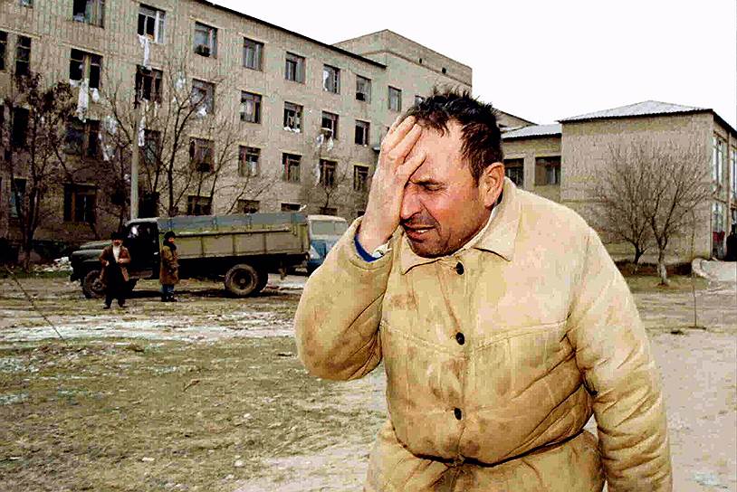 1996 год. Террористический акт в Кизляре: боевики Салмана Радуева захватили здание родильного дома и больницу, взяв в заложники 3700 человек. В ходе боев 32 человека были убиты, еще 64 получили ранения