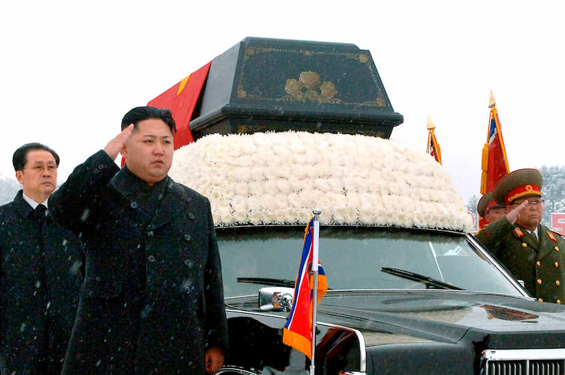 19 декабря 2011 года северокорейские власти сообщили о смерти 69-летнего лидера КНДР Ким Чен Ира, которую большинство граждан страны восприняли как личное горе. Официальной причиной смерти был назван сердечный приступ. Преемником Ким Чен Ира стал его младший сын Ким Чен Ын