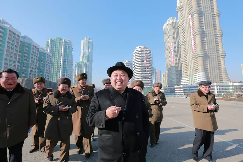 В последний раз северокорейский лидер был замечен на публичном мероприятии 11 апреля, когда он председательствовал на заседании Политбюро правящей Трудовой партии КНДР. Поводом для новой волны заявлений и комментариев на тему болезни Ким Чен Ына стало его отсутствие 15 апреля на торжествах в Пхеньяне по случаю Дня Солнца — празднования 108-летия со дня рождения его деда, основателя КНДР Ким Ир Сена