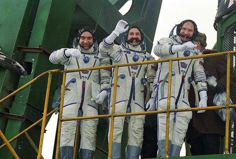 1994 год. Российский космонавт Валерий Поляков (слева) вылетел на космическом корабле «Союз ТМ-18» на станцию «Мир». Он оставался на космической станции до 22 марта 1995 года и таким образом установил рекорд, проведя в космосе 437 дней