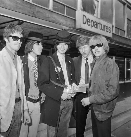 В 1966 году музыкант вошел в состав группы The Yardbirds (на фото), где играл на бас-гитаре. Через два года она распалась. Пейдж сформировал новый состав коллектива, с которым провел турне по Скандинавии под названием The New Yardbirds, а затем изменил название на Led Zeppelin