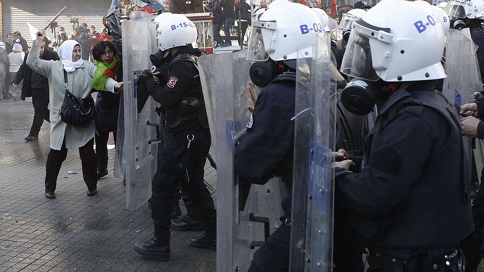 Демонстрант дерется с полицией во время акции в память первой годовщины убийства трех курдских активистов в Стамбуле, Турция 