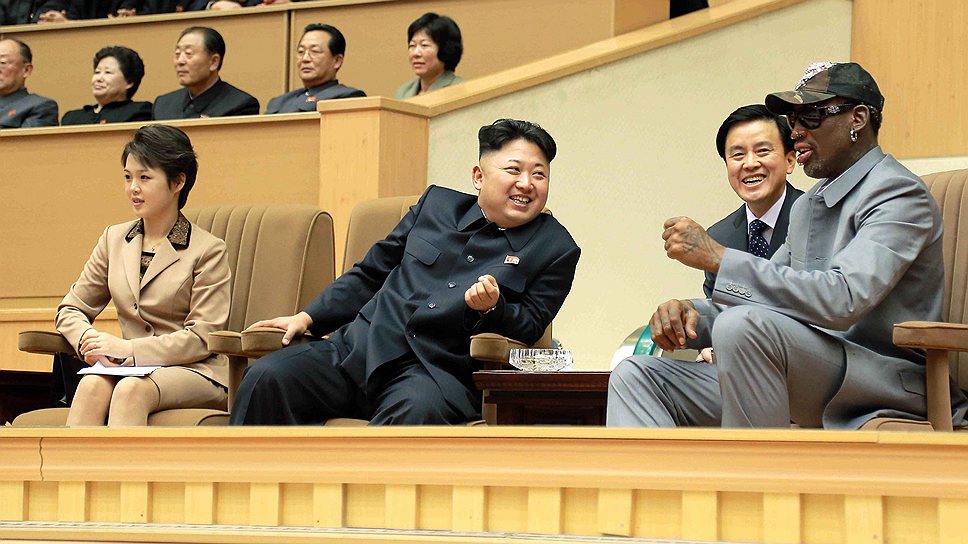 Северокорейский лидер Ким Чон Ын (второй слева) смотрит баскетбольную игру между бывшими американскими баскетболистами NBA и северокорейскими игроками команды Hwaebul КНДР в Пхеньяне, Северная Корея 