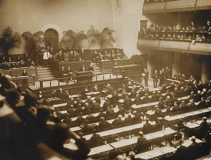 1920 год. Основана Лига Наций, которая считается первой политической международной организацией. Прекратила существование 18 апреля 1946 года 
