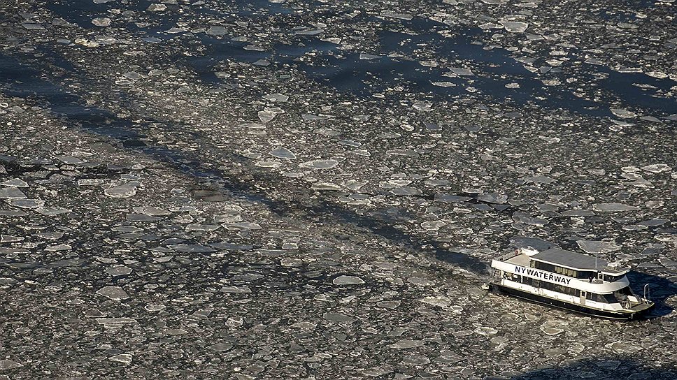 Пассажирский паром на замерзшей реке Гудзон в Нью-Йорке