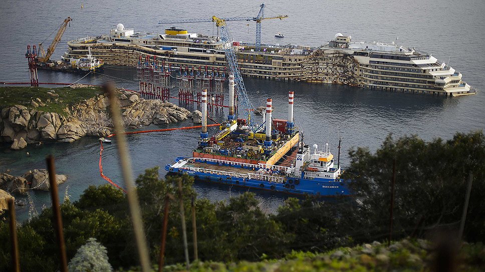 Сейчас Costa Concordia стоит на металлической платформе, которую специально соорудили на дне моря для установки судна после его подъема
