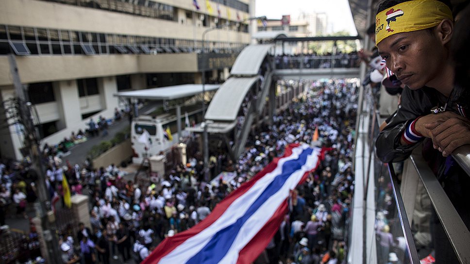 Оппозиция Таиланда начала 13 января бессрочную акцию под названием «Закроем Бангкок». Демонстранты уже начали возводить баррикады на улицах столицы и блокировали дорожное движение в ее центре