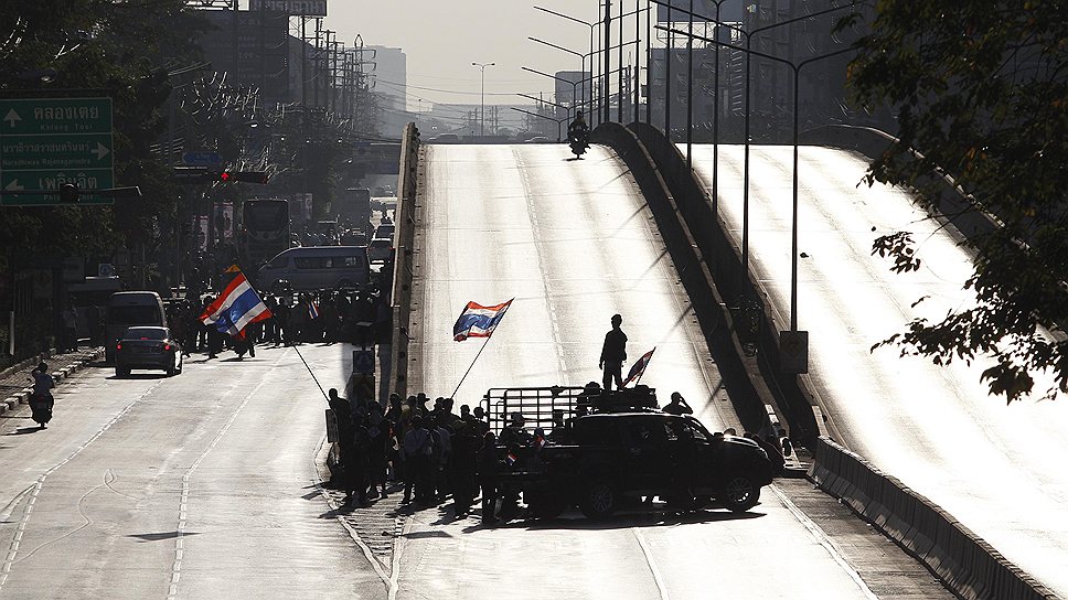 Участники акции «закрытия» Бангкока сосредоточились на площади вокруг монумента Победы в центре Бангкока. Это место символично: именно от него ведется километраж всех тайских автотрасс национального значения