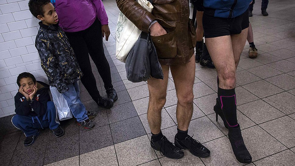На фото: участники акции «В метро без штанов» в подземке Нью-Йорка, США