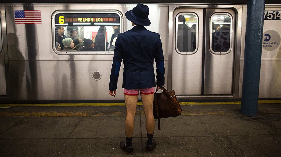 Впервые акция «В метро без штанов» (No Pants Subway Ride) прошла в 2002 году в Нью-Йорке. По словам создателей — участников креативного движения Improv Everywhere, флешмоб был придуман для массового раскрепощения и веселья, он не преследует никаких политических целей 