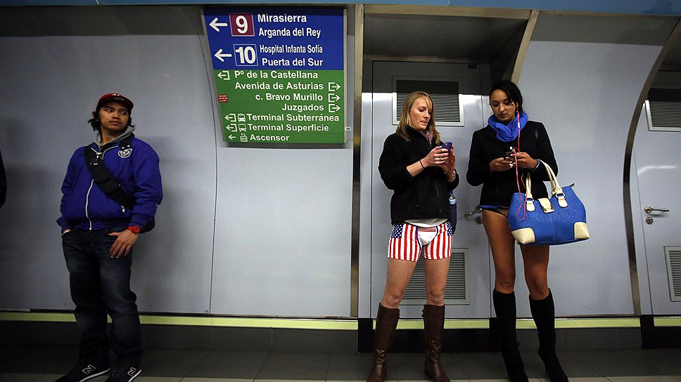 Участники флешмоба подходят к подготовке к акции с юмором, демонстрируя забавное или необычное нижнее белье.&lt;br> На фото: участники акции «В метро без штанов» в Мадриде, Испания