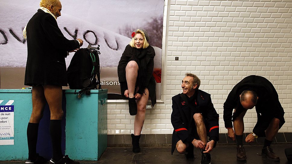 Пассажиров без штанов в минувшее воскресенье можно было увидеть и в подземке Парижа — там во флешмобе приняли участие около 1200 человек