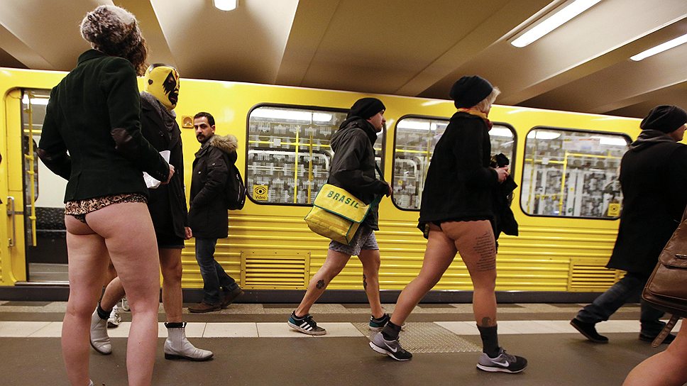 В акции 12 января приняли участие и консервативные немцы.&lt;br> На фото: флешмоб «В метро без штанов» в подземке Берлина, Германия