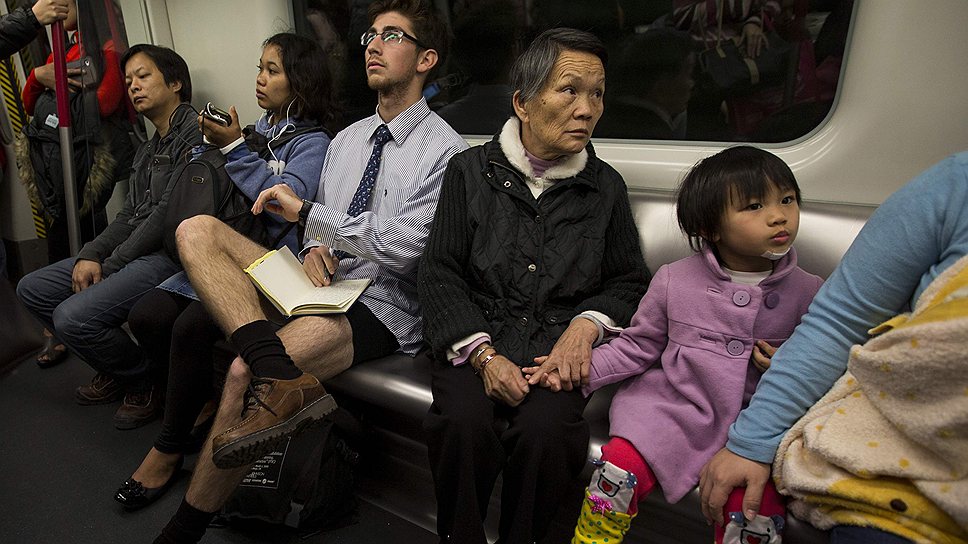 Акция «В метро без штанов» популярна не только в США и Европе, но и в Азии.&lt;br> На фото: участник популярного флешмоба в подземке Гонконга, КНР
