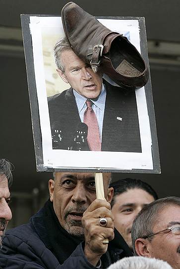 2008 год. Журналист Мунтазар аз-Зейди бросил свои ботинки в фотографию президента США Джорджа Буша-младшего во время пресс-конференции в Багдаде