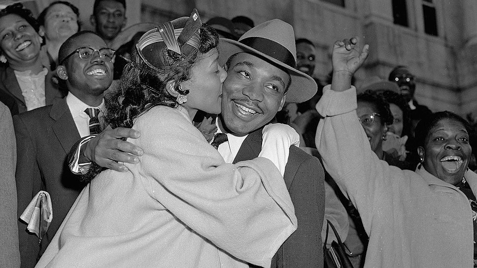 Мартин Лютер Кинг закончил также Бостонский университет, что для афроамериканца из южных штатов тогда было редкостью. В 1955 году защитил докторскую диссертацию по специальности «систематическое богословие». В то же время Кинг познакомился со своей будущей женой Кореттой Скотт (на фото), дочерью состоятельных фермеров из Алабамы. В 1953 года Мартин Лютер Кинг-старший обвенчал молодых в доме родителей невесты