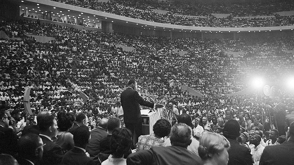 В августе 1963 года Кинг возглавил грандиозный марш протеста на Вашингтон, где на ступенях мемориала Линкольна произнес свою знаменитую речь «У меня есть мечта», а затем был принят в Белом доме президентом Джоном Кеннеди. В январе 1964 года журнал Time объявил Мартина Лютера Кинга человеком года. Летом 1964 года президент Линдон Джонсон в присутствии Кинга подписал статьи закона «О гражданских правах», касающиеся общественных заведений и трудоустройства