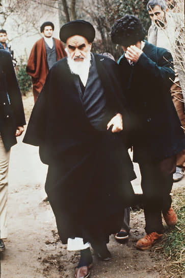 В ноябре 1964 года Хомейни (на фото) был выслан из страны. В эмиграции он продолжил революционную деятельность