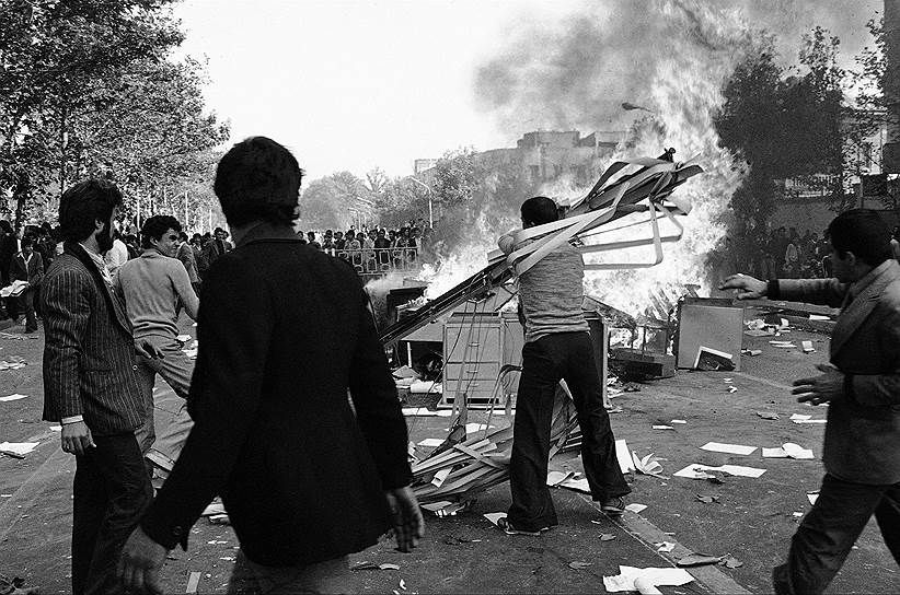 Датой начала революции в Иране принято считать 8 января 1978 года. В этот день была разогнана антиправительственная демонстрация в городе Кума, в результате чего погибли до 70 человек