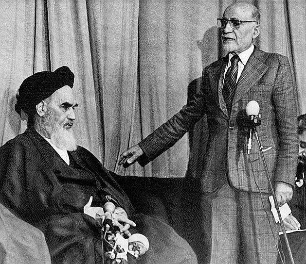 1 февраля 1979 года аятолла Хомейни после 15-летней ссылки вернулся в Иран, где его встретили многочисленные сторонники. Отвергнув предложение Бахтияра о создании правительства «национального единства», он сам назначил премьер-министра — Мехди Базаргана (на фото справа). После того, как бойцы сил правопорядка начали переходить на сторону последователей Хомейни, Шапур Бахтияр был вынужден также бежать из страны