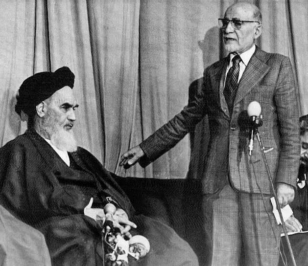 1 февраля 1979 года аятолла Хомейни после 15-летней ссылки вернулся в Иран, где его встретили многочисленные сторонники. Отвергнув предложение Бахтияра о создании правительства «национального единства», он сам назначил премьер-министра, которым стал Мехди Базарган (на фото справа). После того, как бойцы сил правопорядка начали переходить на сторону последователей Хомейни, Шапур Бахтияр был вынужден также бежать из страны