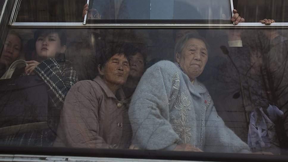 AP стало первым информационным агентством, которому разрешили работу на территории одного из самых закрытых государств
&lt;br>На фото: жители Северной Кореи в автобусе