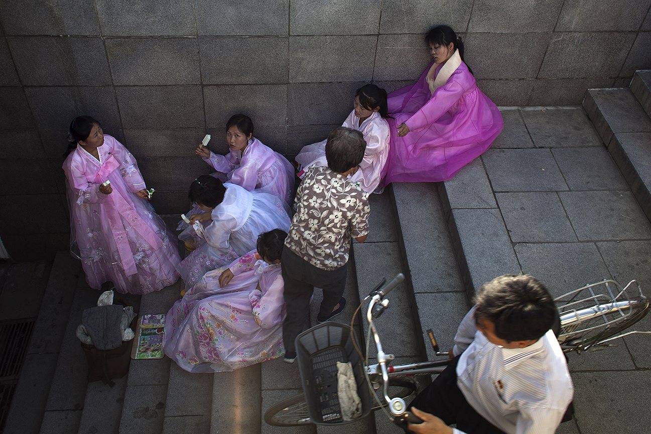 Несмотря на существование в Северной Корее собственного домена первого уровня .kp, граждане страны лишены возможности выхода в интернет
&lt;br>На фото: женщины в национальных костюмах отдыхают на ступеньках подземного перехода
