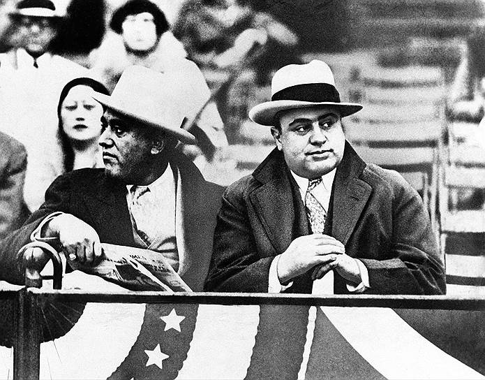 Чикагский синдикат в 1920-1930-х годах считался одной из самых знаменитых преступных группировок в США. Организация, ставшая одной из самых кровавых в стране, получила известность в том числе благодаря Аль Капоне (на фото справа), возглавлявшему ее