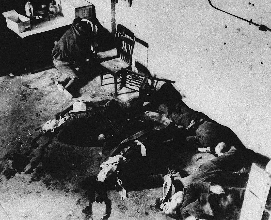 Одним из самых громких преступлений Аль Капоне стала бойня в День святого Валентина. 14 февраля 1929 года люди Капоне расстреляли семерых бандитов из соперничавшей банды Морана. Двое из нападавших были одеты в полицейскую форму, поэтому ничего не подозревающие бандиты решили, что это обычная полицейская облава