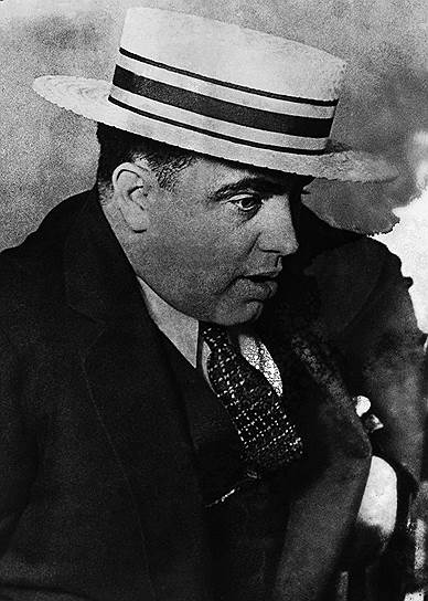 Капоне посадили в тюрьму в 1931 году за неуплату налогов, там ему диагностировали сифилис. Большую часть заключения Капоне провел в госпитале, потеряв былое влияние в преступном мире, и освободился только в 1939 году. Он умер от сердечного приступа на фоне пневмонии в возрасте 48 лет