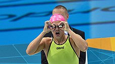 Юлия Ефимова проплывает мимо Олимпиады