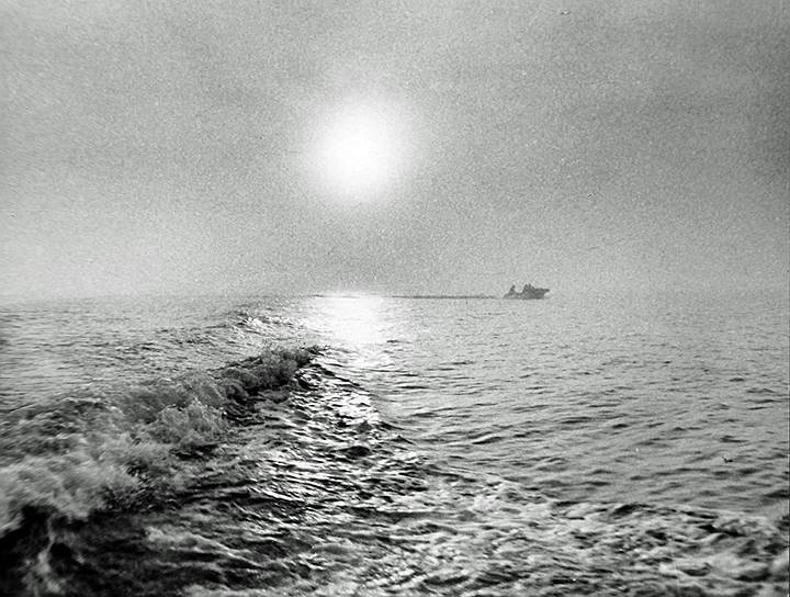 1965 год. В Беринговом море в результате шторма затонули траулеры «Бокситогорск», «Севск», «Себеж» и «Нахичевань». Экипажи судов погибли, спасти удалось лишь одного человека