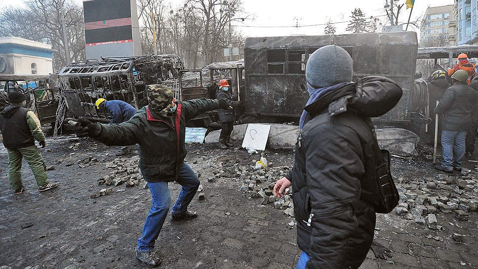 В понедельник днем стало известно о том, что протестующие на улице Грушевского строят катапульту, чтобы с ее помощью забрасывать спецназ камнями