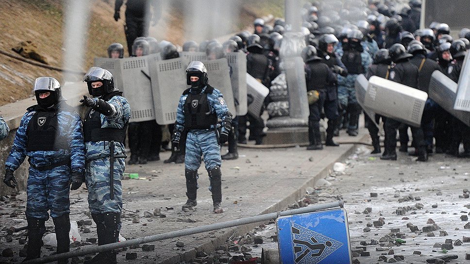 Киевская милиция не только активно отвечала протестующим, но и фотографировалась на фоне баррикад