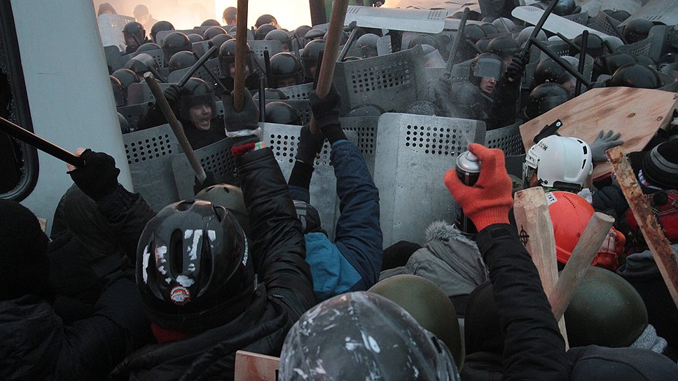 МВД Украины заявляет, что в беспорядках пострадали более 70 сотрудников правоохранительных органов