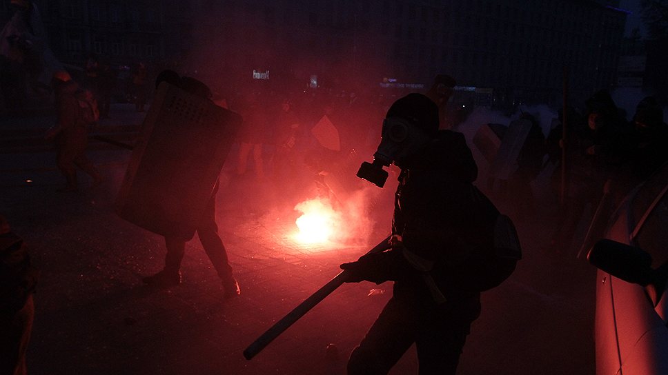 Милиционеры предпринимают психологическую атаку: они гремят щитами, и, по сообщениям СМИ, стреляют резиновыми пулями в сторону протестующих. Участники протестных акций в ответ закидывают милицию камнями и «коктейлями Молотова». 