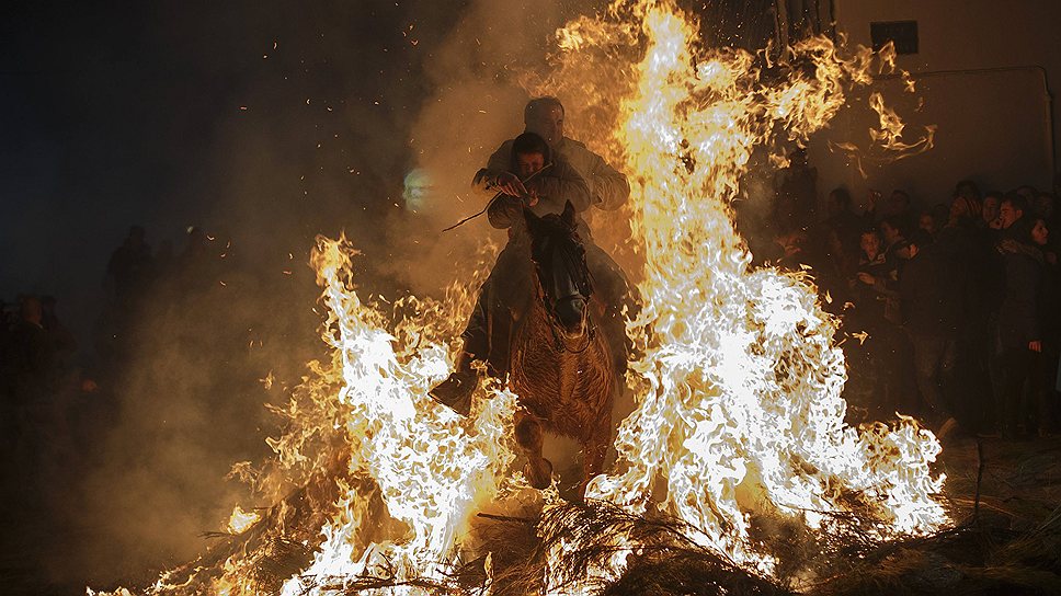 В деревне Сан-Бартоломе-де-Пинарес в канун Дня Святого Антония существует многовековой обычай: испанцы на лошадях прыгают через костры. В средневековье считалось, что такой обряд защищает животных от болезней, сглаза и магии 