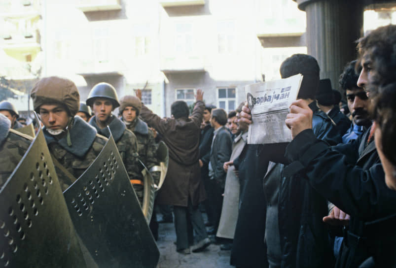 1990 год. СССР ввел войска в столицу Азербайджана Баку для подавления протестов, погибло свыше 100 человек. События получили название «черный январь»
