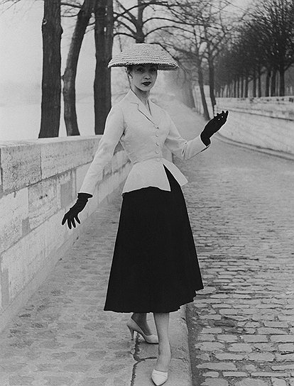 «Мои платья — эфемерные предметы архитектуры, предназначенные для того, чтобы прославлять пропорции женского тела»&lt;br> Модели шляп от Диора пользовались большей популярностью, чем платья, однако кутюрье все же решил сосредоточиться на одежде. Быстрому развитию карьеры модельера помешала Вторая мировая война, однако, отслужив на юге Франции, в 1941 году Кристиан Диор вернулся в Париж и начал работать в доме моды Lucien Lelong