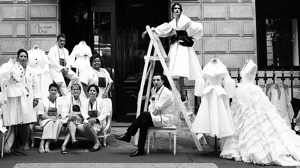 «Духи говорят о женщине больше, чем ее почерк»&lt;br> В 1942 году Кристиан Диор открыл парфюмерную лабораторию, и на сегодняшний день продукция Christian Dior Perfume занимает четвертое место в мире по объемам продаж. Собственный дом моды в Париже Диор открыл четыре года спустя, при финансовой поддержке текстильного магната Марселя Буссака 