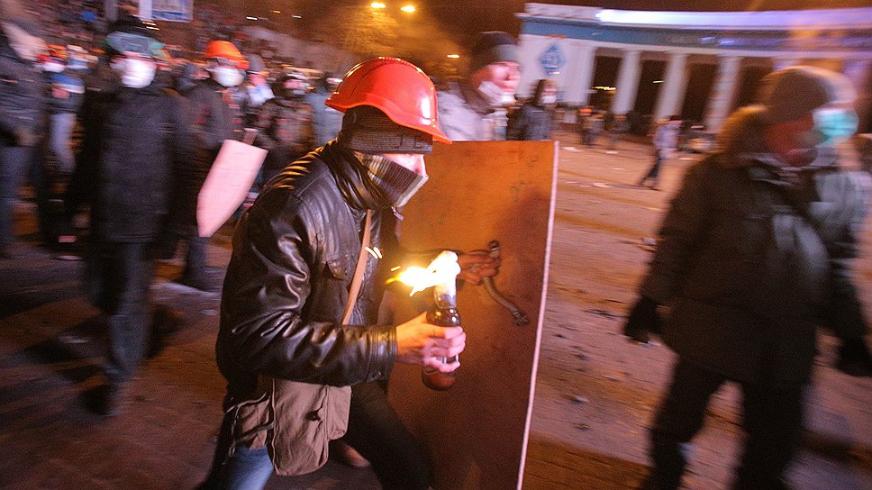 Январь 2014 года. Во время столкновений между сотрудниками правоохранительных органов и сторонниками оппозиции протестующие использовали самодельные зажигательные смеси типа «коктейля Молотова»