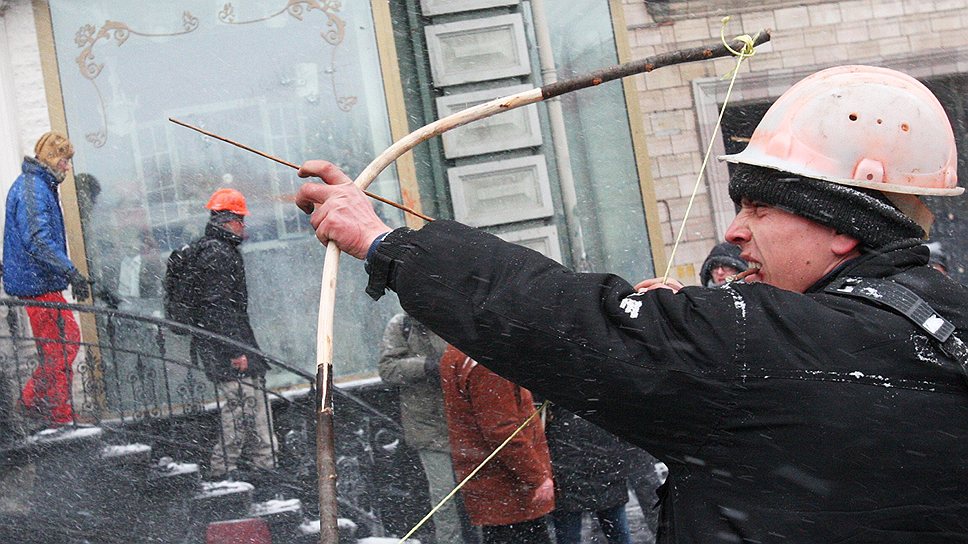 Январь 2014 года. Во время беспорядков на Украине протестующие использовали самодельные луки