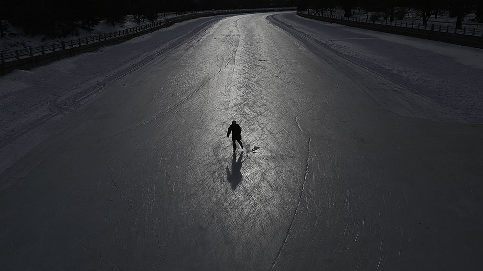 Конькобежец на льду замерзшего канала Ридо в Оттаве