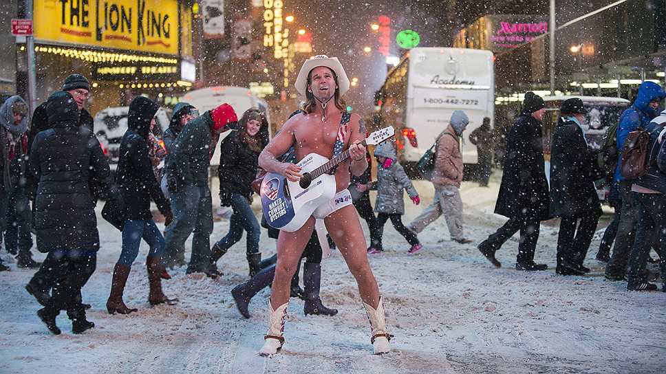 Роберт Бурк, известный как «Голый ковбой», во время выступления на Таймс-сквер в Нью-Йорке во время снежного бурана