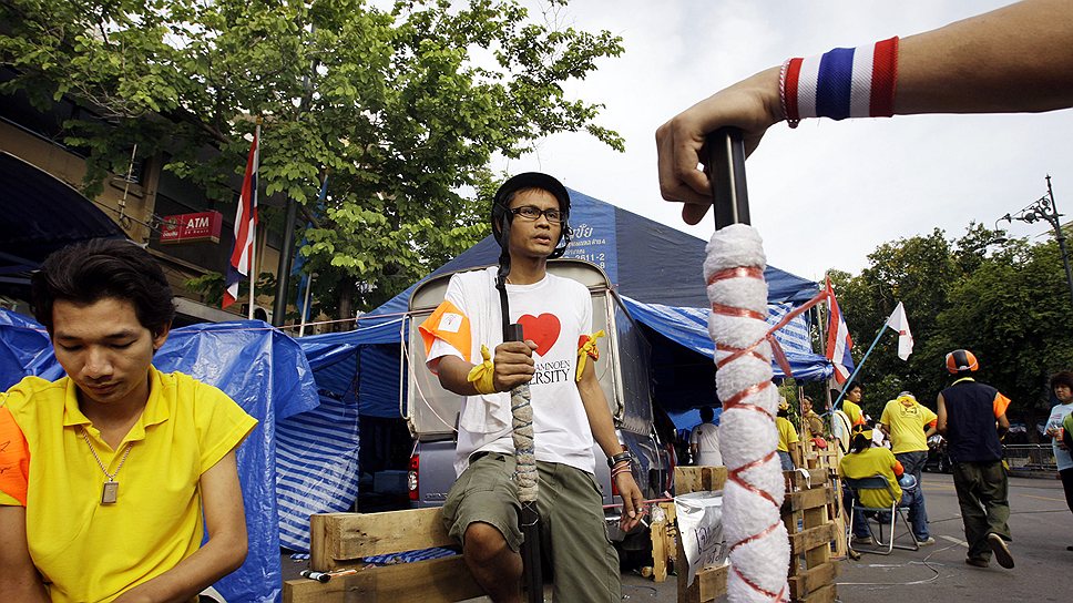 Сентябрь 2008 года. Во время антиправительственных выступлений в Таиланде протестующие изготавливали самодельные ружья