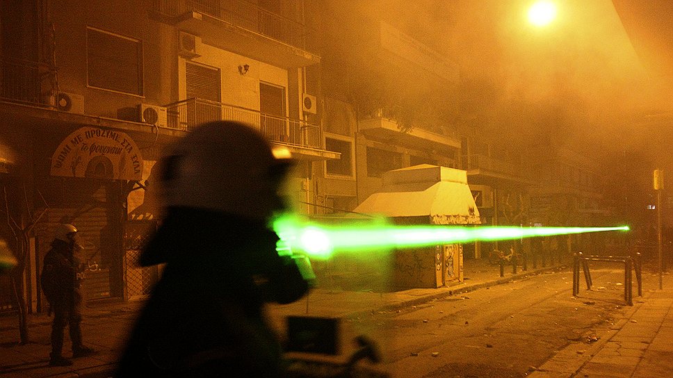 Декабрь 2008 года. Во время протестов в Греции демонстранты использовали лазерные указки, чтобы ослеплять полицейских