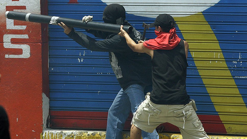 Май 2010 года. Демонстранты во время Дня трудящихся в Колумбии применяли самодельные минометы и ракетницы