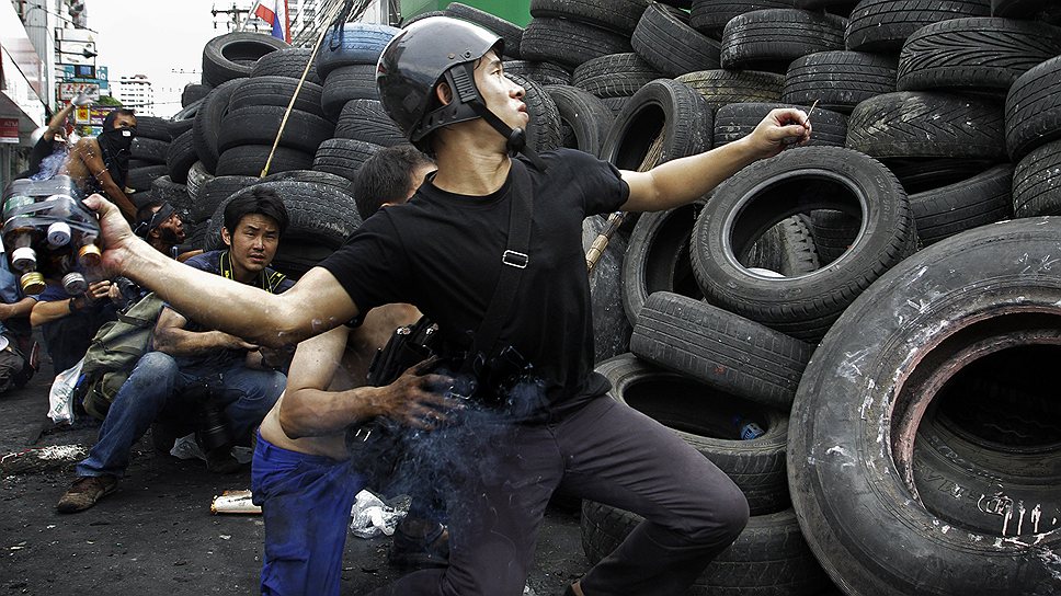 Май 2010 года. Протестующие против правительства в Таиланде использовали самодельные &quot;бензиновые бомбы&quot; против солдат